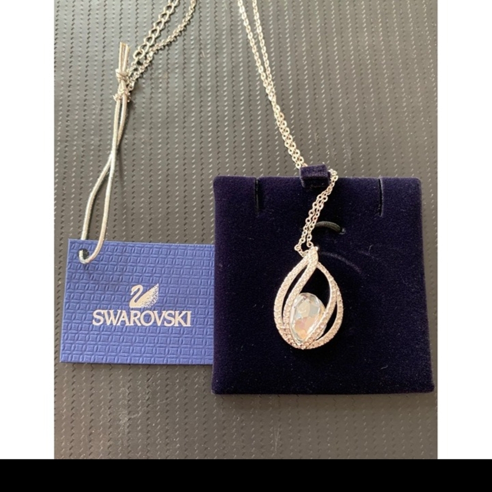 GORGEOUS Swarovski Crystal Teardrop Necklace in Silver
